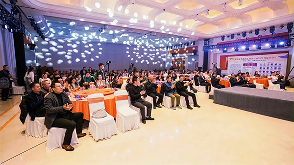 上图为：峰会现场