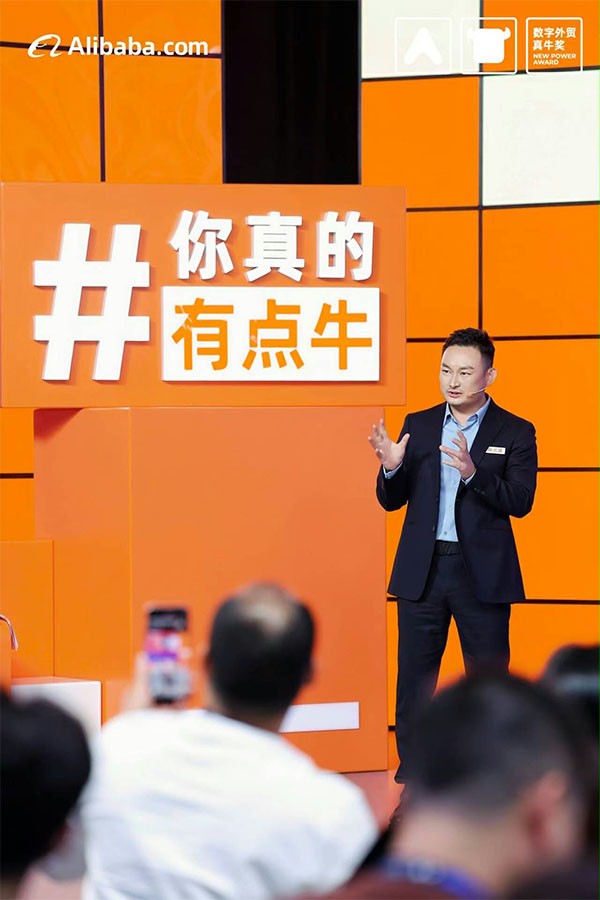 上图为：午夜福利三级片门业总经理杨元嘉在真牛奖现场激辩中