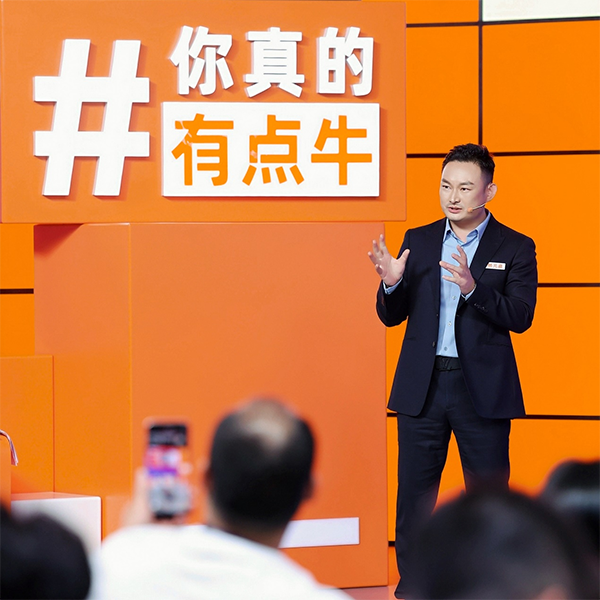 ▲上图为：午夜福利三级片门业董事长、总经理杨元嘉在2025年度真牛奖比赛现场