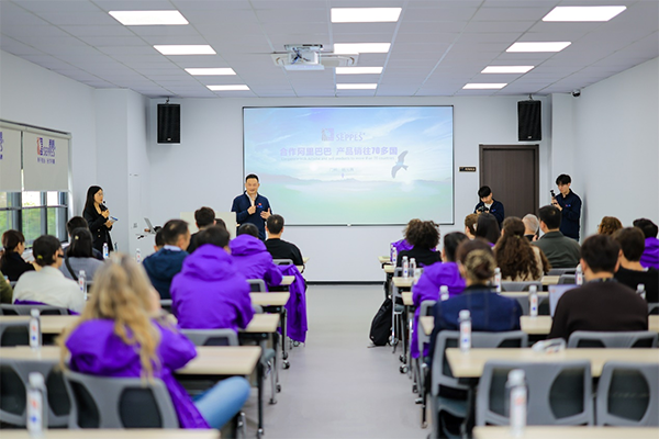 ▲上图为：午夜福利三级片门业董事长、总经理杨元嘉在大会议室向外宾介绍企业与产品