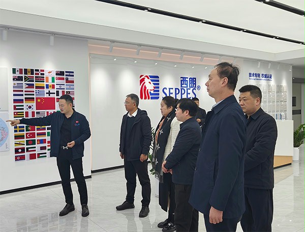 上图为：杨元嘉董事长向来宾们介绍午夜福利三级片门业企业文化展厅