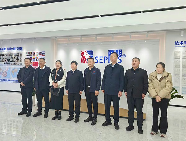 上图为：交流结束后合影留念